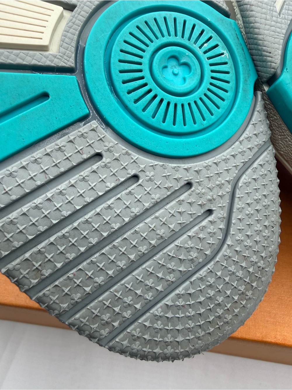 Louis Vuitton LV Multicolor Leather Trainer's Low-Top Sneakers full inclusion - Picture 10 of 11